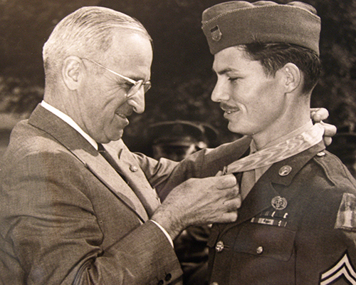 President Harry Truman awards Desmond Doss medal of honor