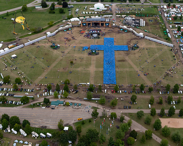 Oshkosh 2019 largest human cross shape in the world