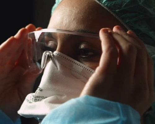 Health care worker wearing mask and goggles