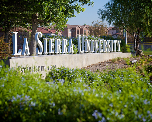 La Sierra sign on grass