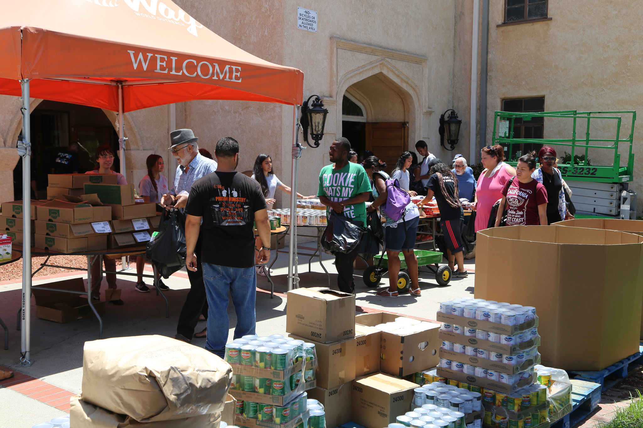 LLUH summer gateway program high school students food outside