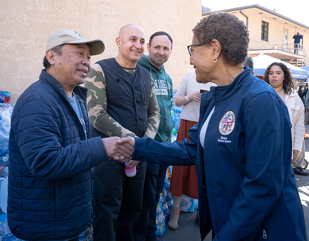  Los Angeles Mayor Karen Bass, right, interacts with volunteers during the January 12 outreach event organized by the Southern California Conference toward helping those impacted by wildfires. Photo provided by the Southern California Conference